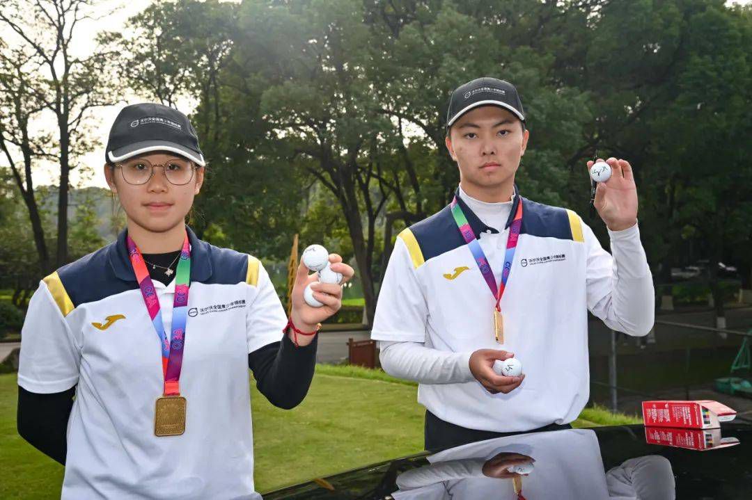 影片发生在春夏之交的南方，讲述了两男两女的日常，以及他们貌合神离又暗生情愫的故事